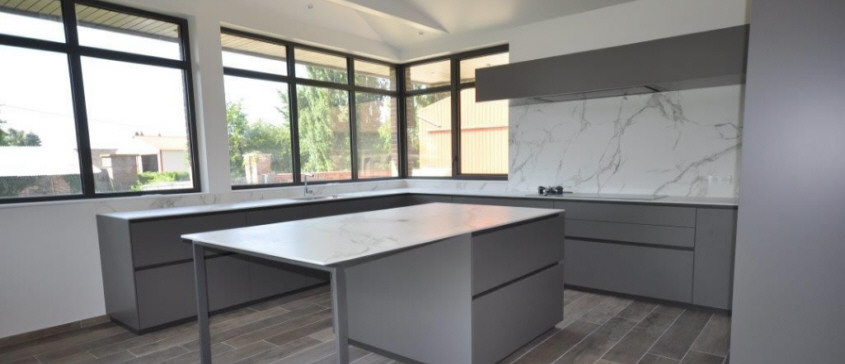 Bénédicte Langlois a repensé cette demeure afin qu’elle réponde au mieux aux nécessités fonctionnelles et aux volontés spatiales, au côté pratique et à la dimension esthétique. Elle a créé un espace qui suscite l’émotion.