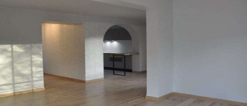 La lumière semble le sujet fondamental de l'aménagement intérieur de Bénédicte Langlois : meubles aux formes épurées, matières chaudes du bois, camaïeux de couleurs, éclairages indirectes sont autant de sources de lumière qui donnent cette chaleur, ce bien-vivre à ses intérieurs propices au bien-être.