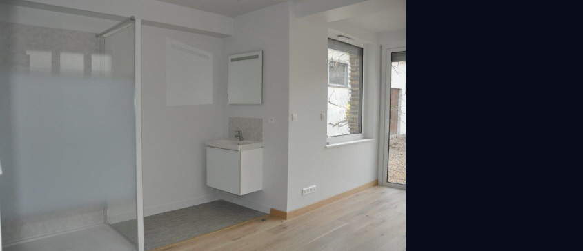 Bénédicte travaille ici sur des volumes décloisonnés, des surfaces libres, de larges ouvertures à la lumière. Chaque parcelle ou territoire est néanmoins définit par une matière, une couleur donnant l'esprit du lieu.