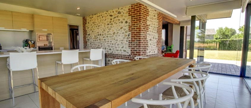 Equipement & aménagement raffinés & sobres. La brique & le silex rappellent le bâtiment d'origine. L'extension intégre la beauté du jardin, par Bénédicte Langlois