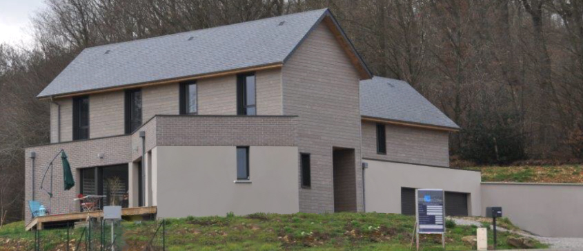 Construction d'une maison d'habitation dans un lotissement situé en bordure de forêt ; création de plusieurs modules ou volumes inscrits sur plusieurs niveaux : l'angle ouvert du rez-de-jardin apporte l'inscription rayonnante de cette maison qui se déploie sur tous les axes cardinaux. Elle surplombe la campagne & tend vers la forêt. 