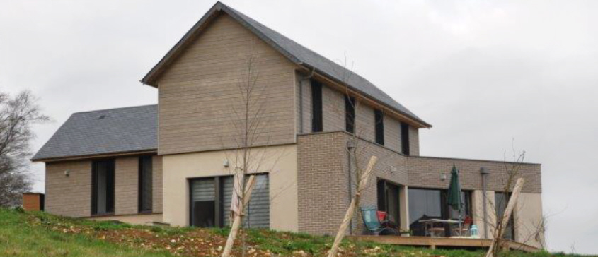 Les modules sont clairement identifiables, comme une partition architecturale lisible même de l'extérieur : pièces à vivre, chambre d'enfant & espace parental. Chaque territoire a sa peau, sa forme, sa structure ou matière. Brique, bois, béton, verre, ardoise participent à l'inscription harmonieuse de cette maison familiale dans un environnement naturel.