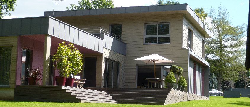 Maison spacieuse de morphologie allongée dont l’ossature en bois est en parfaite adéquation avec le paysage boisé des environs de rouen