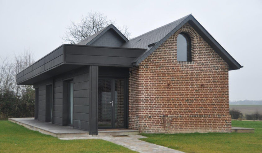 Extension contemporaine d'un batiment agricole dans les environs de Rouen