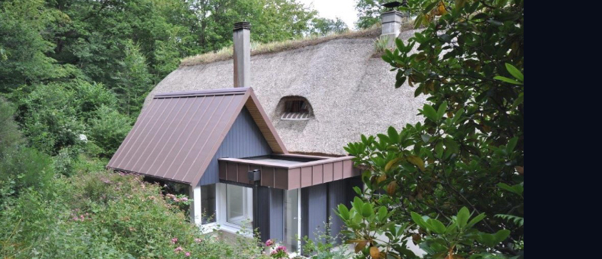 Extension en ossature bois avec double volumes.dont l'un au toit plat & bardage en bois permettant la création d'un hall d'entré  et l'autre au toit à deux pans en zinc pour un espace de travail. Bénédicte Langlois a opté pour ce type de toiture à deux pans pour garantir une meilleure résistance au vent & assurer un parfait écoulement de la pluie.  Elle privilégie également plus d'espace habitable.