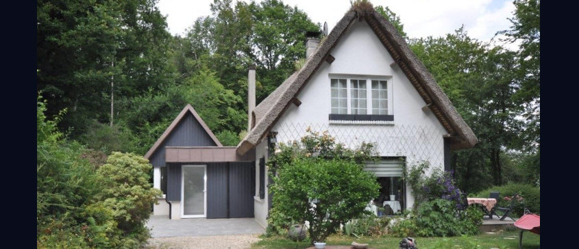 Extension en ossature bois & parement mélèze inscrite en façade dans la région de Rouen