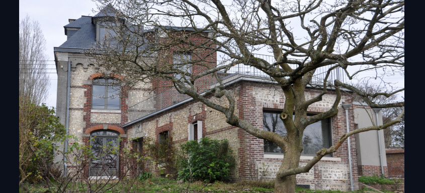 Bénédicte Langlois a repensé cette demeure afin qu’elle réponde au mieux aux nécessités fonctionnelles et aux volontés spatiales, au côté pratique et à la dimension esthétique. Elle a créé un espace qui suscite l’émotion.