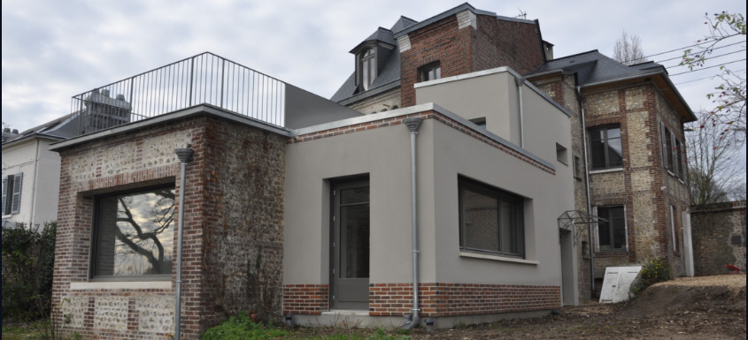 Les différents espaces trouvent une tonalité chaude et naturelle grâce à l'utilisation d'enduits à la chaux réhaussés de pigments chocolatés