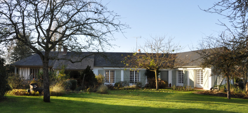 Les différents espaces trouvent une tonalité chaude et naturelle grâce à l'utilisation d'enduits à la chaux réhaussés de pigments chocolatés