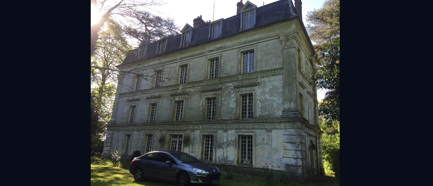 Etat existant : mur pignon d'une bâtisse en pierre de taille recouverte d'un badigeon blanc ou de chaux avec fenêtres & fenêtres aveugles, richement décoré (moulures, pilastres, croisillons, modénatures,...) mais particulièrement abîmé par des infiltrations d'eau & des champignons. 