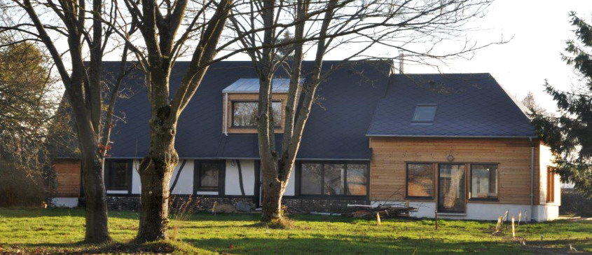 Cette rénovation de bénédicte Langlois conserve le charme de la maison à pans de bois traditionnelle avec néanmoins la création d'ouvertures pour gagner en luminosité 