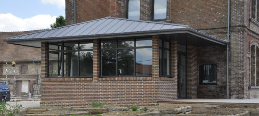 Les différents espaces trouvent une tonalité chaude et naturelle grâce à l'utilisation d'enduits à la chaux réhaussés de pigments chocolatés